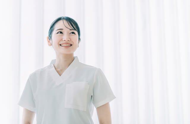 日勤で働く笑顔の看護師